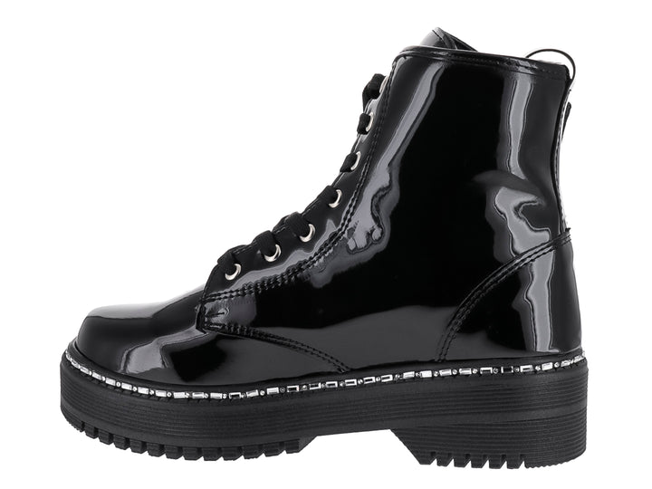 Botas negras de charol brillante con suela track, agujetas y detalle de hebilla lateral.