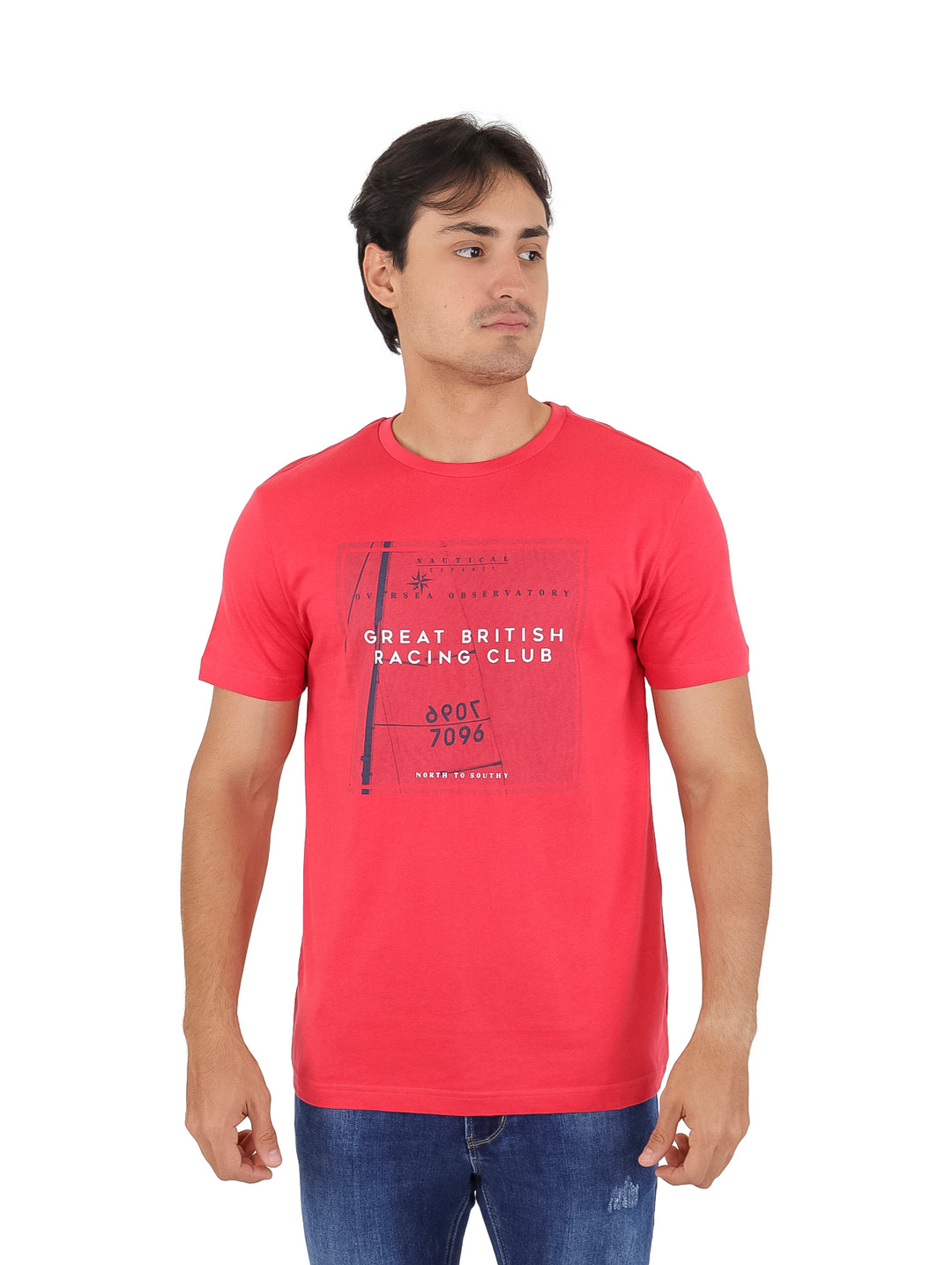 Hombre vistiendo una camiseta roja de manga corta con estampado blanco en el pecho.