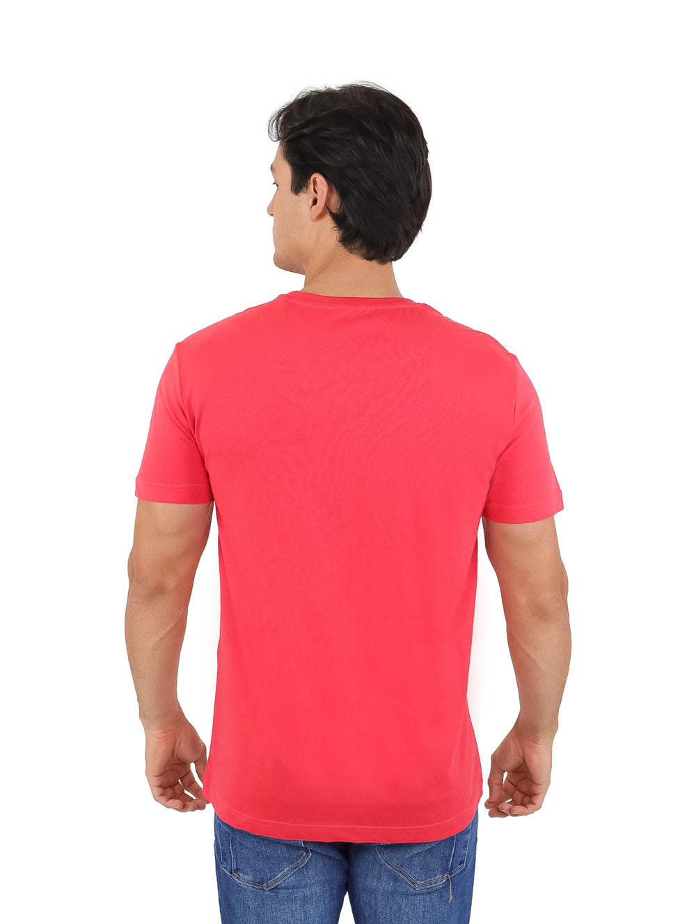 Hombre vistiendo una camiseta roja de manga corta con estampado blanco en el pecho.