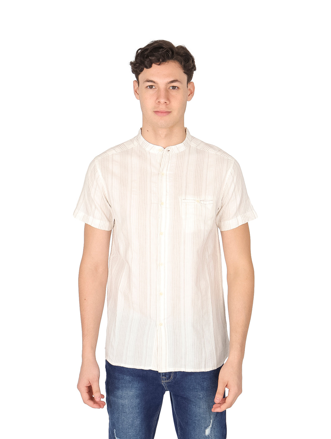 Hombre vistiendo camisa beige de manga corta con rayas verticales finas y cuello mao.