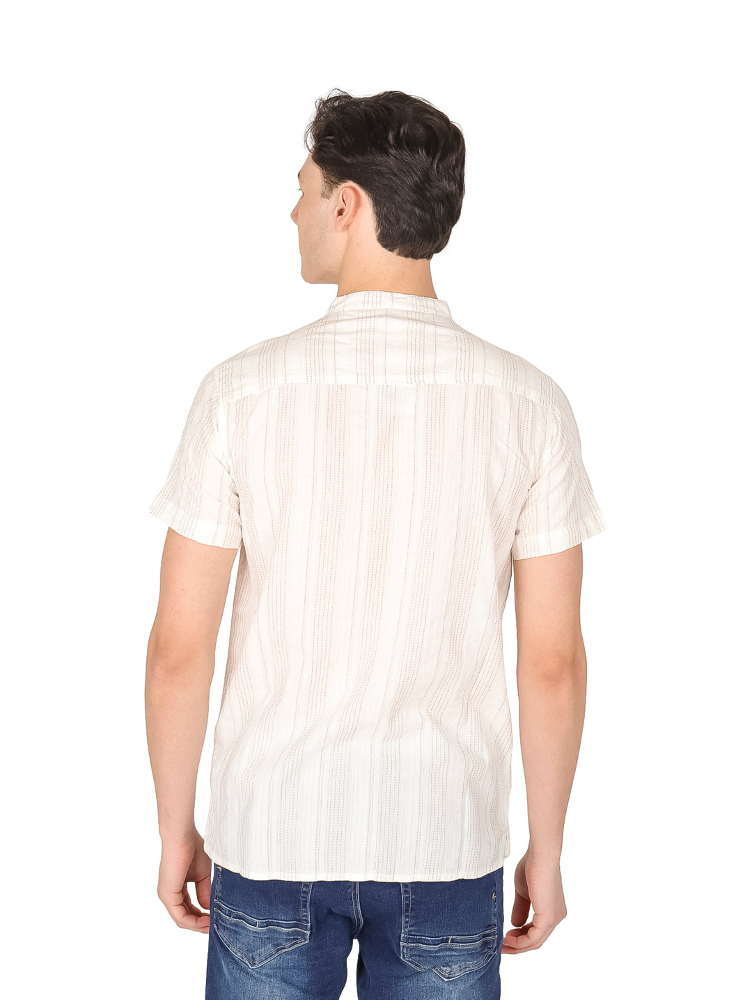 Hombre vistiendo camisa beige de manga corta con rayas verticales finas y cuello mao.