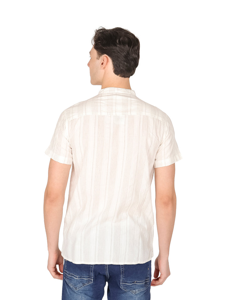 Hombre vistiendo camisa beige de manga corta con rayas verticales finas y cuello mao.
