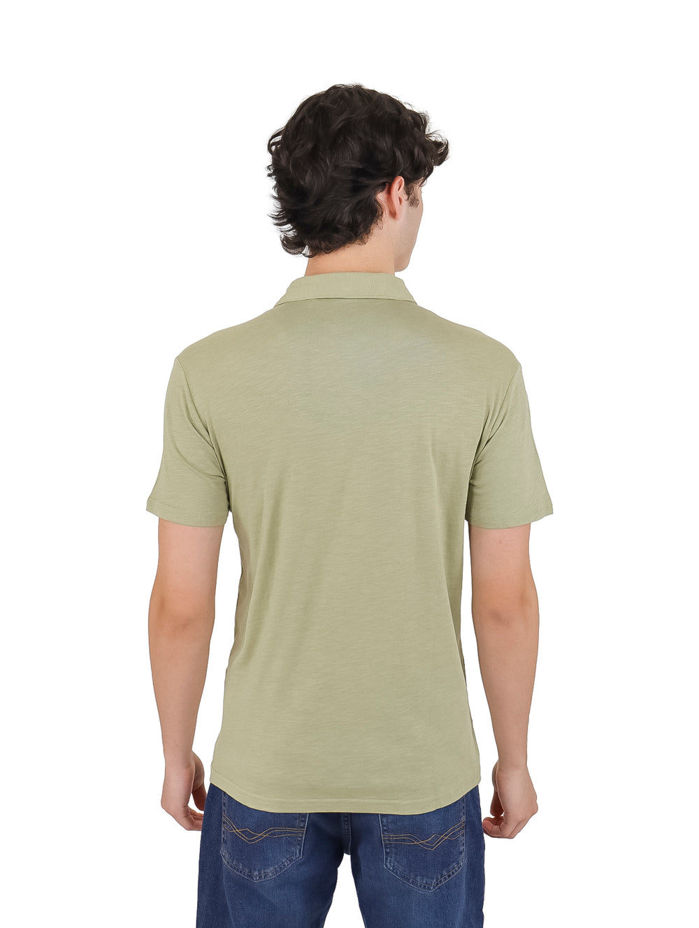 Hombre vistiendo una camiseta polo de color verde claro y pantalones vaqueros azules.