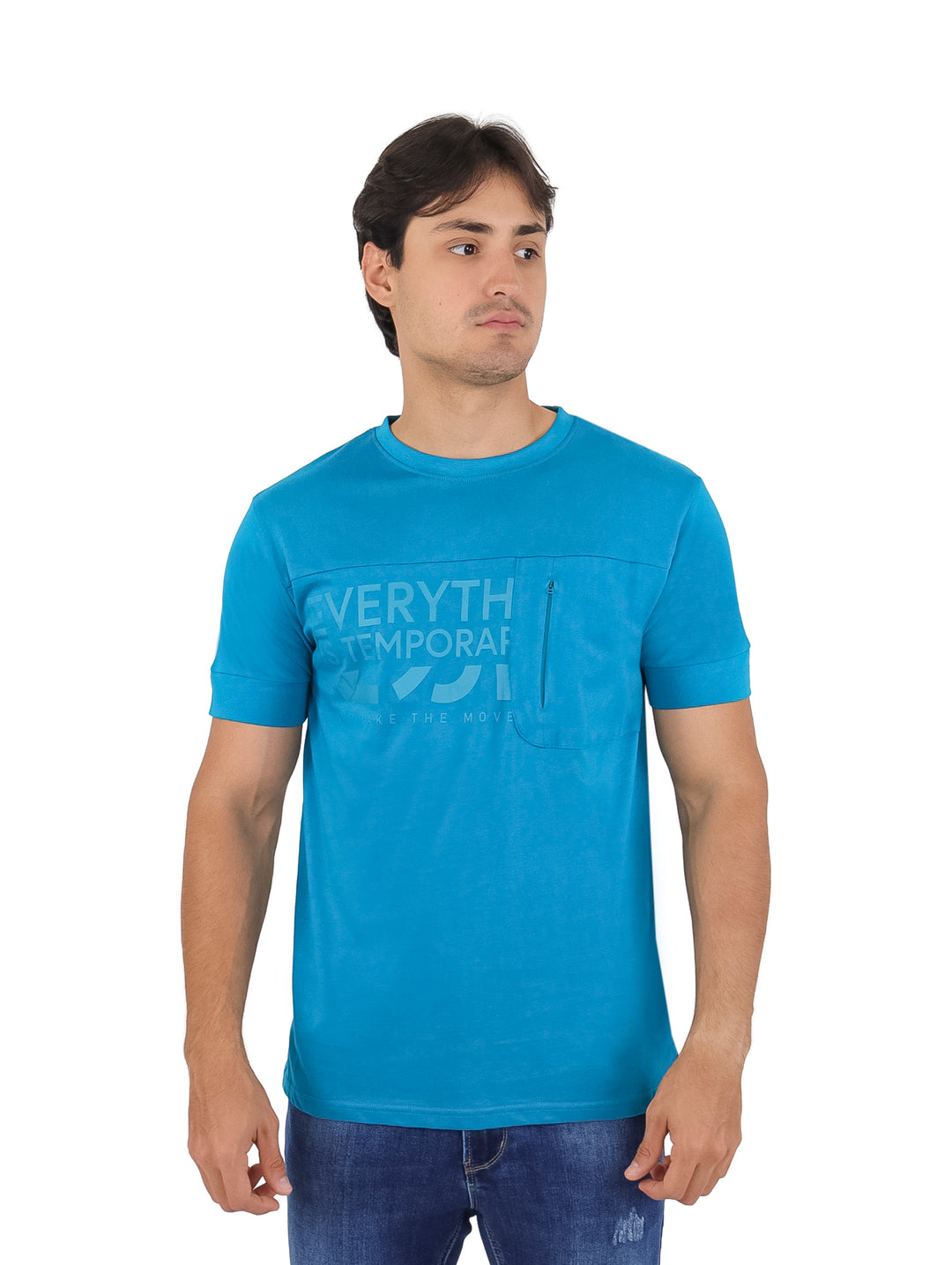 Hombre vistiendo playera azul de manga corta con estampado gráfico frontal.