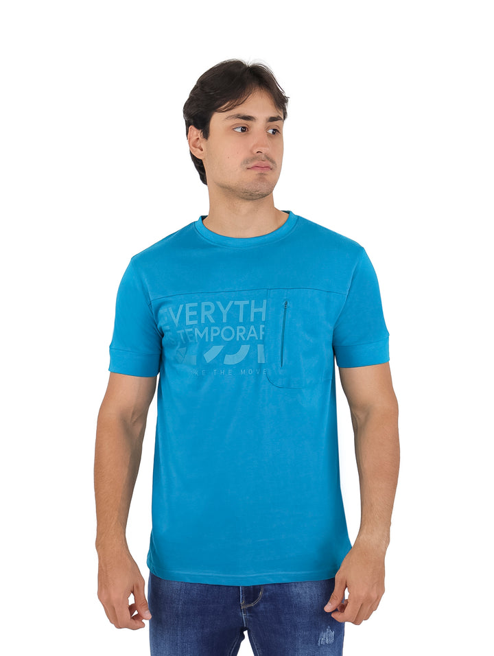 Hombre vistiendo playera azul de manga corta con estampado gráfico frontal.