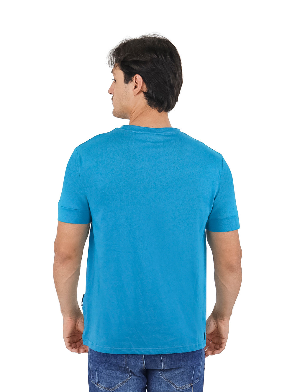 Hombre vistiendo playera azul de manga corta con estampado gráfico frontal.