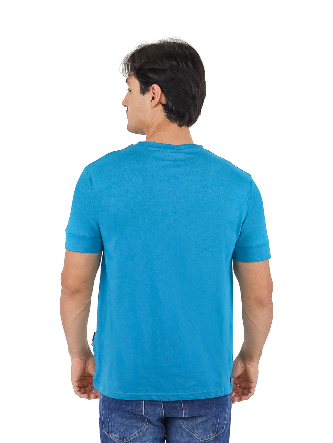 Hombre vistiendo playera azul de manga corta con estampado gráfico frontal.