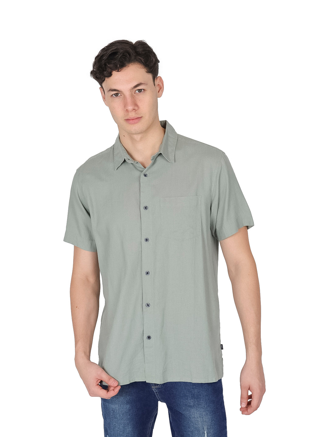 Hombre vistiendo una camisa de manga corta color gris claro con cuello y botones.