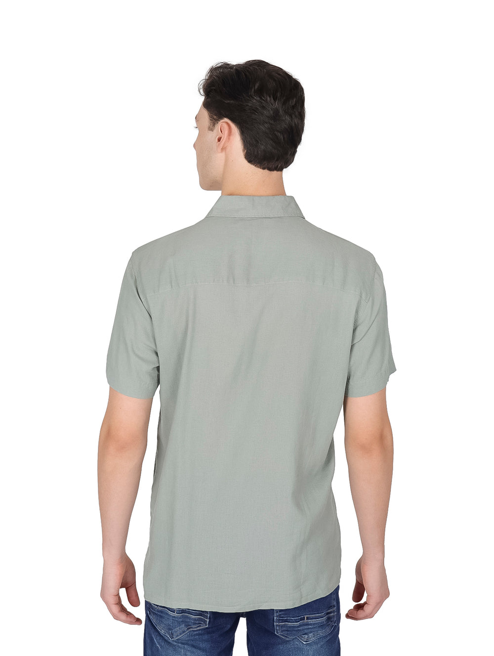 Hombre vistiendo una camisa de manga corta color gris claro con cuello y botones.