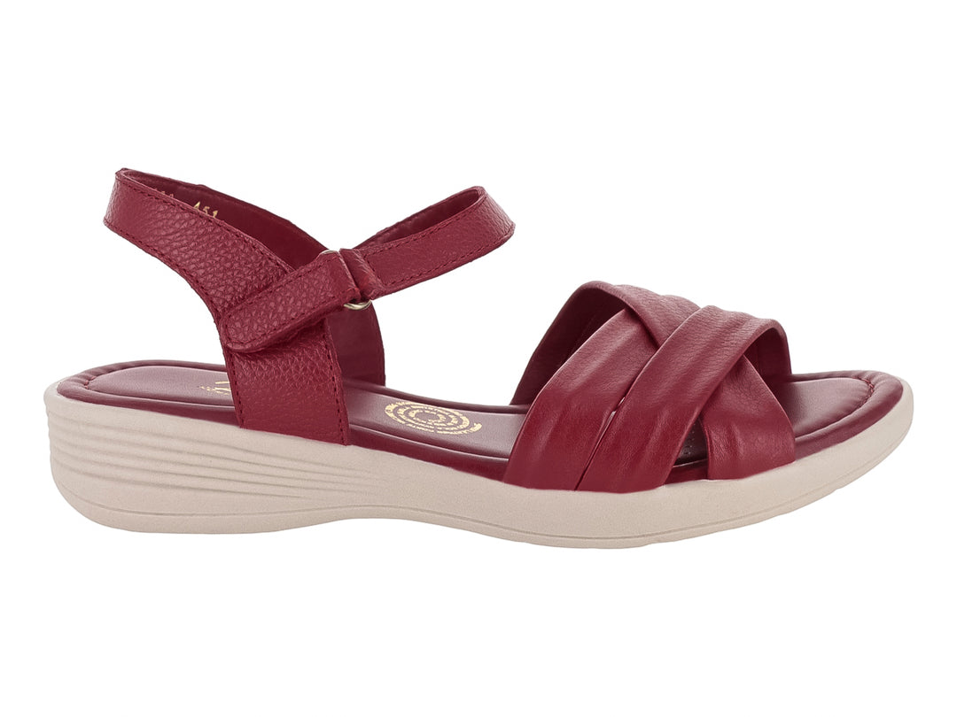 Sandalia color rojo con plataforma beige y correa ajustable en el tobillo.