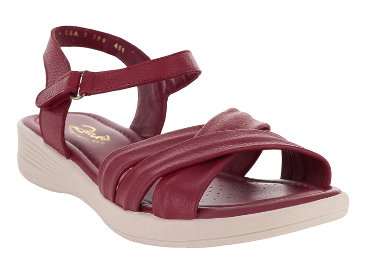 Sandalia color rojo con plataforma beige y correa ajustable en el tobillo.