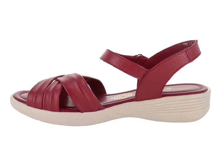 Sandalia color rojo con plataforma beige y correa ajustable en el tobillo.