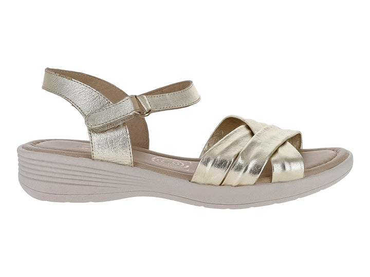 Sandalia color oro con plataforma beige y correa ajustable al tobillo para mujer.