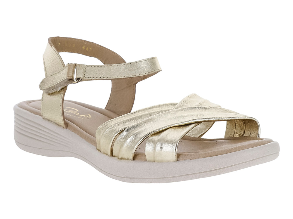 Sandalia color oro con plataforma beige y correa ajustable al tobillo para mujer.