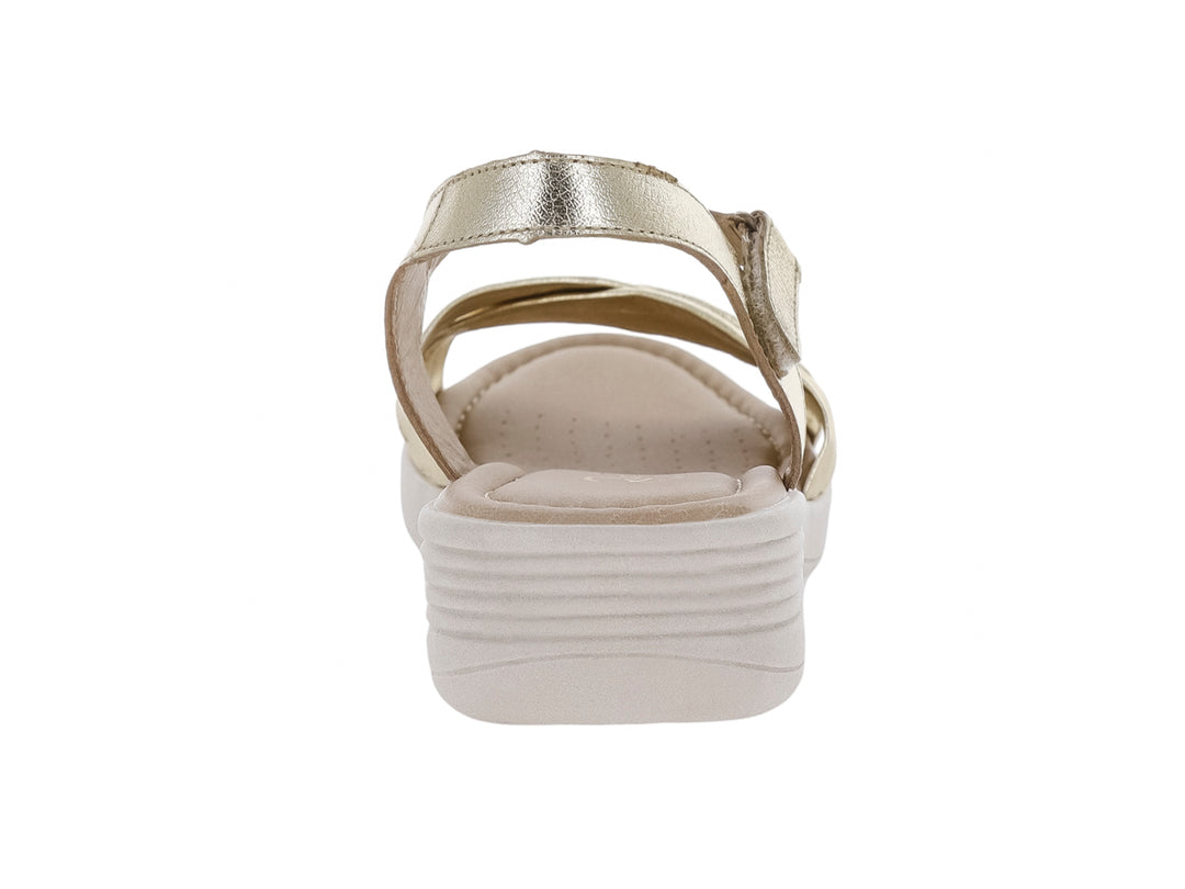 Sandalia color oro con plataforma beige y correa ajustable al tobillo para mujer.