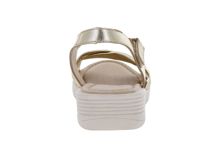 Sandalia color oro con plataforma beige y correa ajustable al tobillo para mujer.