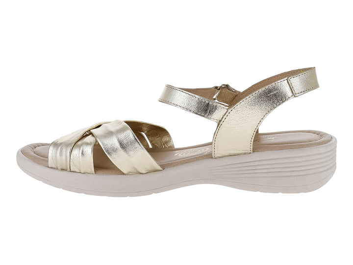Sandalia color oro con plataforma beige y correa ajustable al tobillo para mujer.