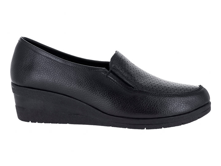 Zapato cerrado color negro con plataforma baja y textura rugosa.