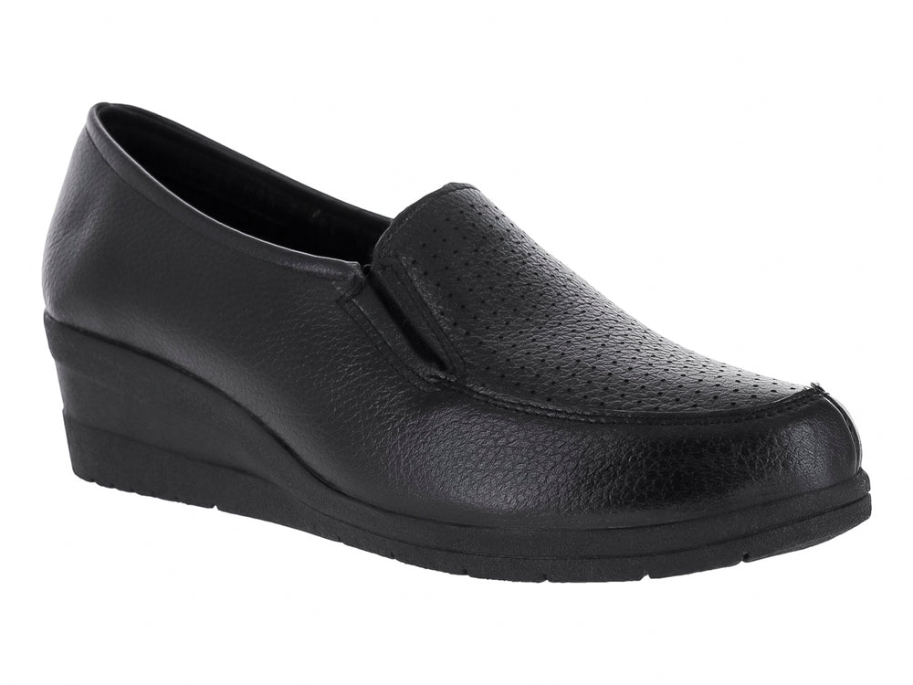 Zapato cerrado color negro con plataforma baja y textura rugosa.