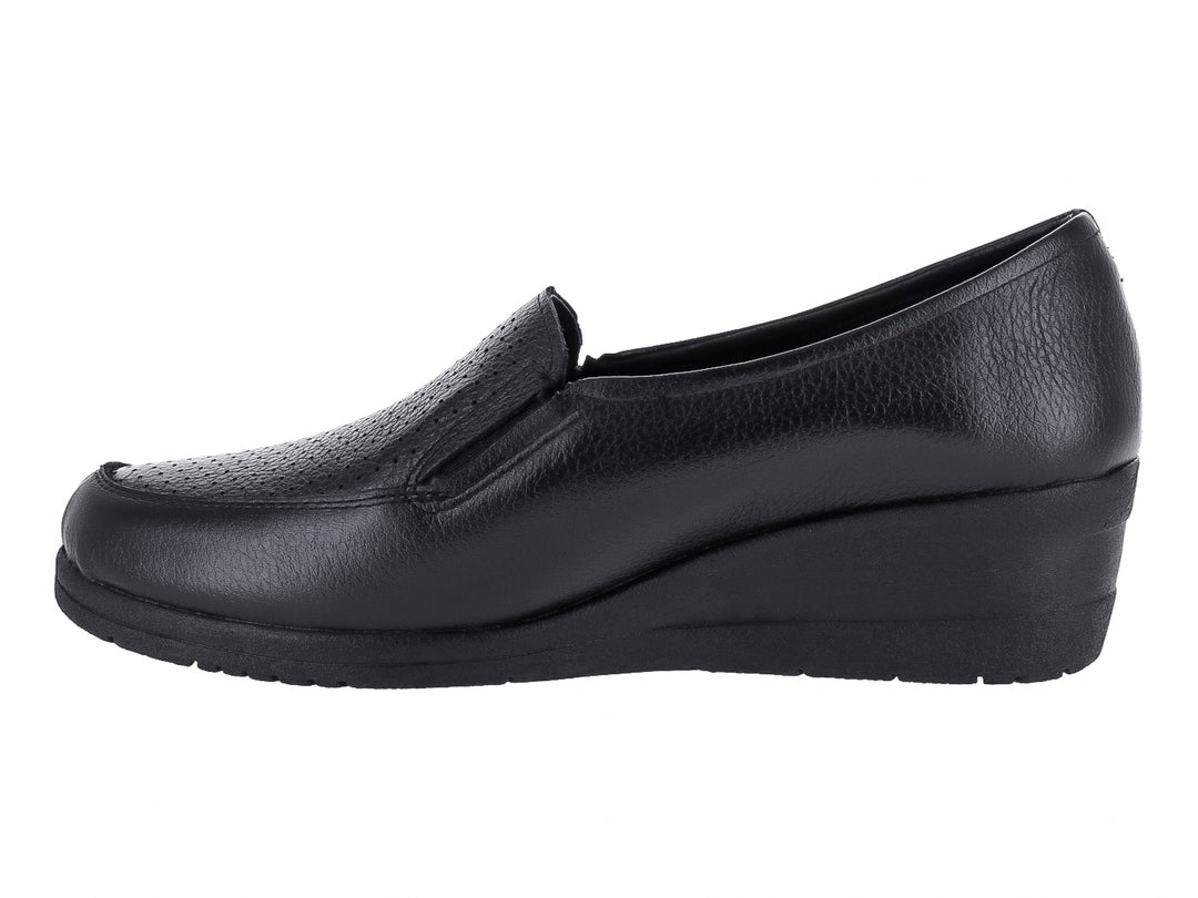 Zapato cerrado color negro con plataforma baja y textura rugosa.