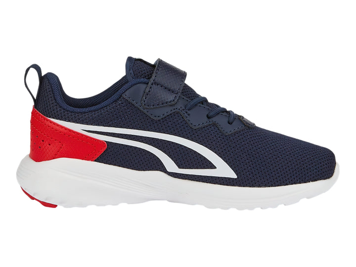 Tenis deportivos PUMA color azul marino con detalles en blanco y rojo y suela blanca.
