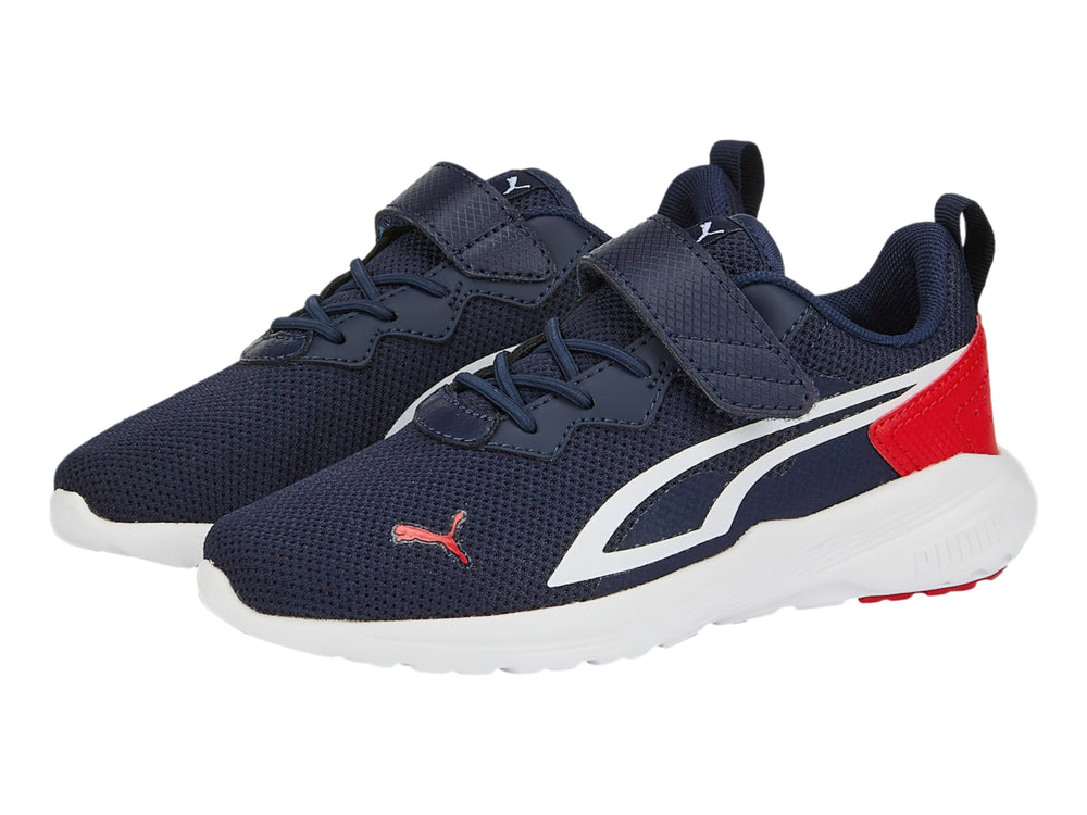 Tenis deportivos PUMA color azul marino con detalles en blanco y rojo y suela blanca.