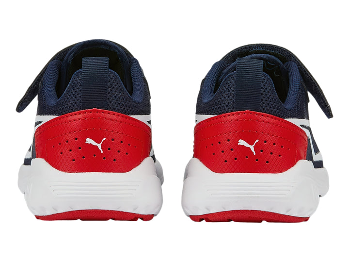 Tenis deportivos PUMA color azul marino con detalles en blanco y rojo y suela blanca.