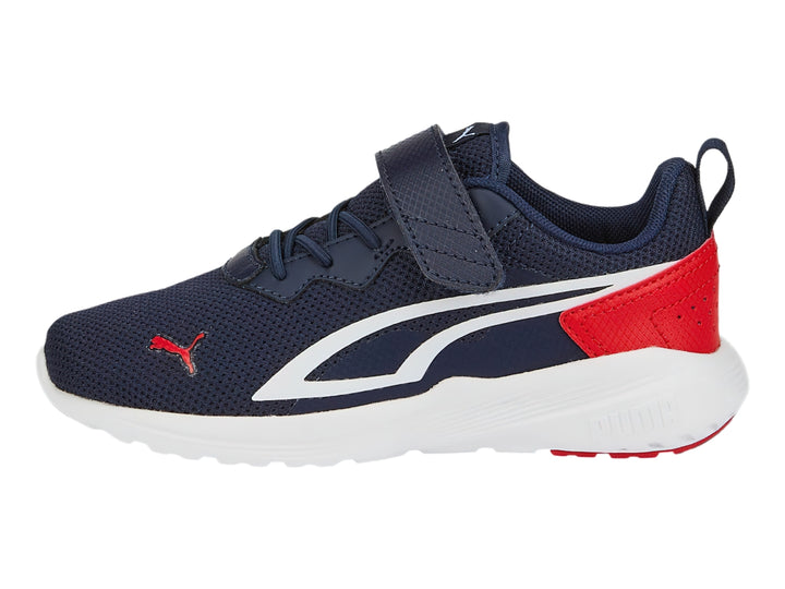 Tenis deportivos PUMA color azul marino con detalles en blanco y rojo y suela blanca.