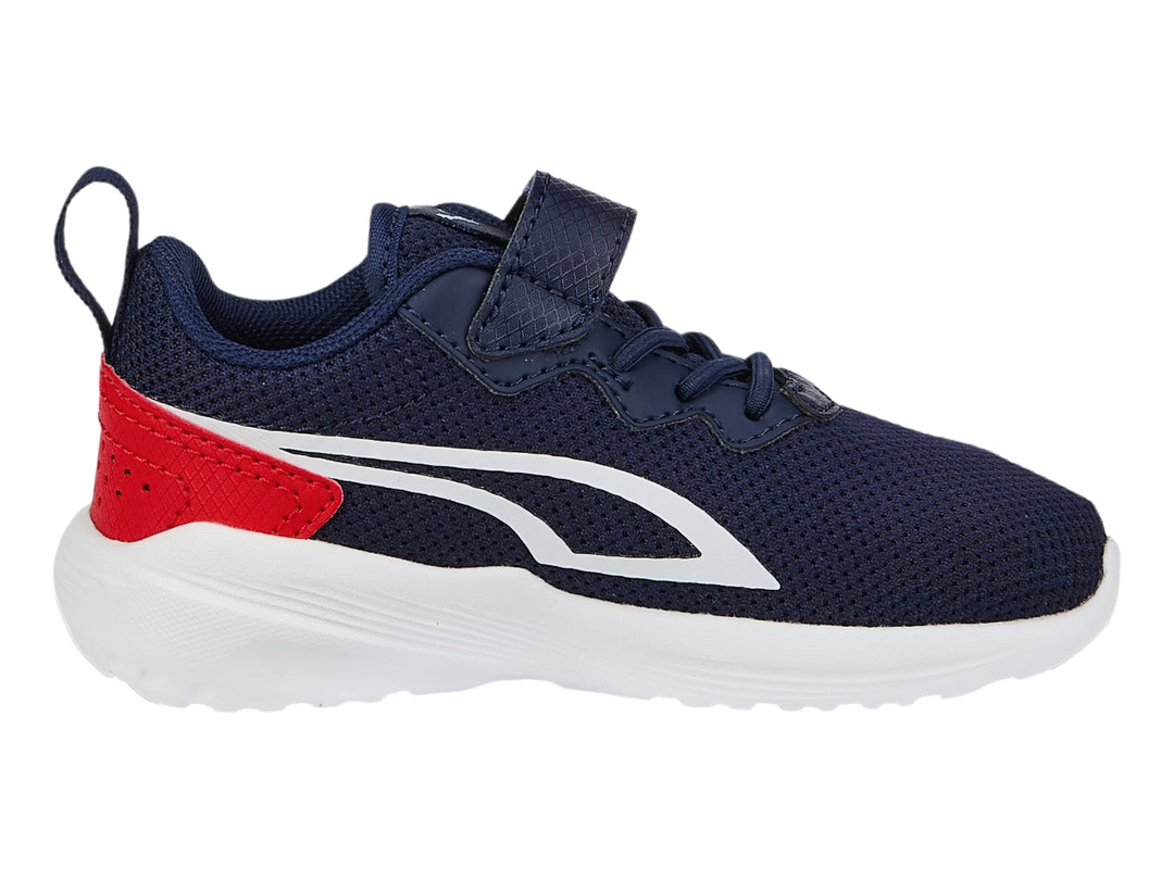 Tenis deportivos PUMA para bebé en color azul marino con detalles en blanco y rojo y suela blanca.