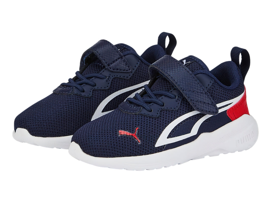 Tenis deportivos PUMA para bebé en color azul marino con detalles en blanco y rojo y suela blanca.