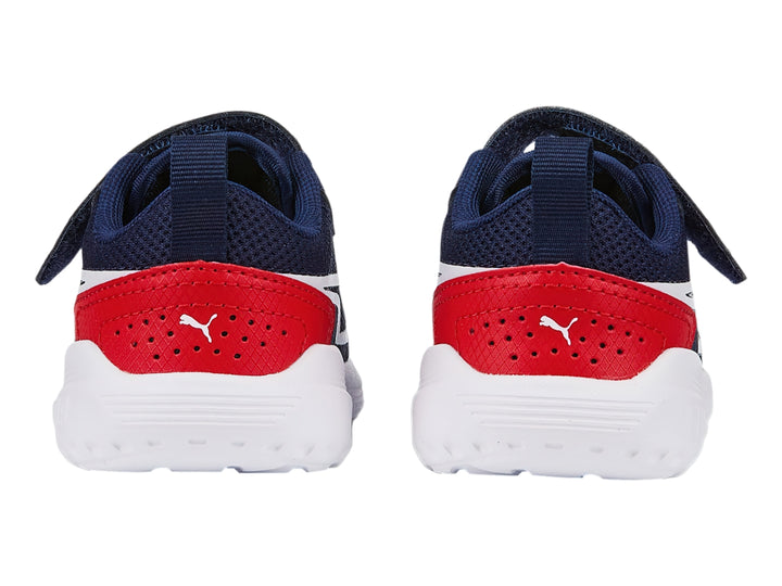 Tenis deportivos PUMA para bebé en color azul marino con detalles en blanco y rojo y suela blanca.
