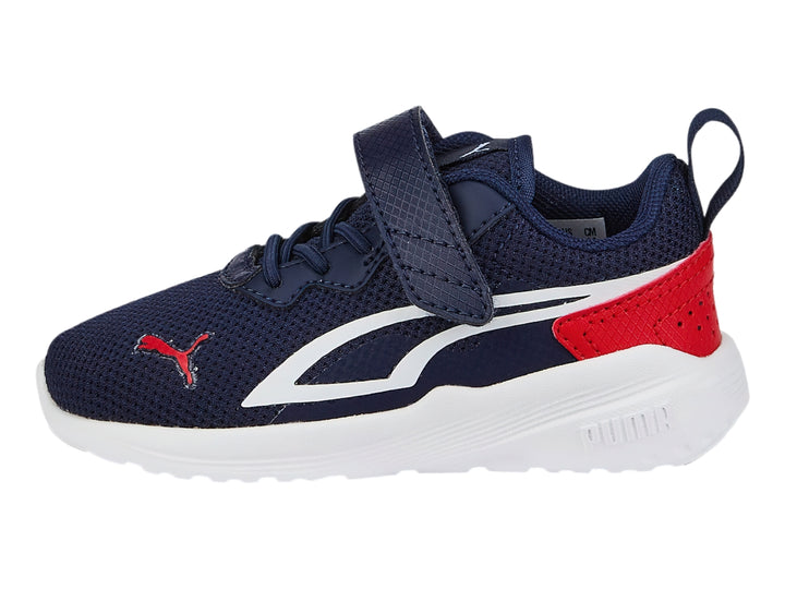 Tenis deportivos PUMA para bebé en color azul marino con detalles en blanco y rojo y suela blanca.