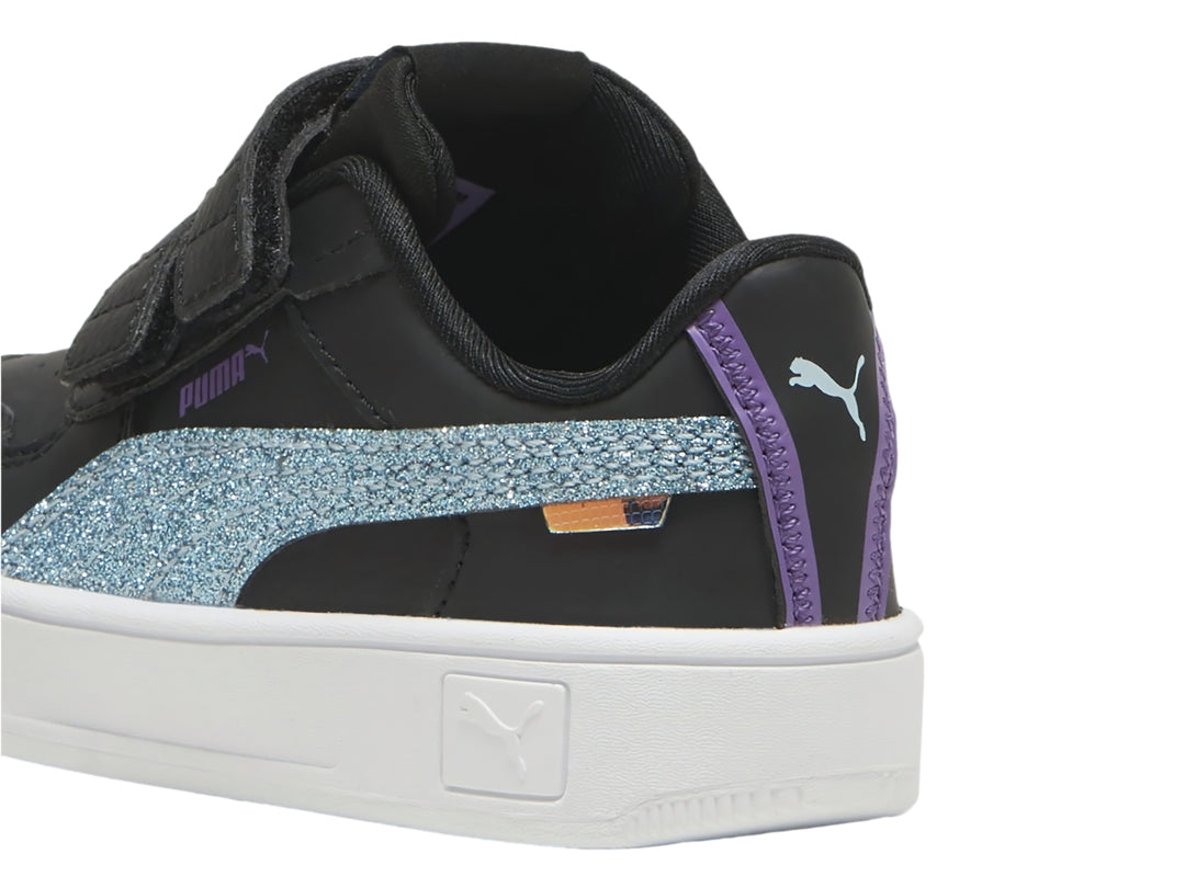 Tenis PUMA negros para niños con franja turquesa brillante y suela blanca.