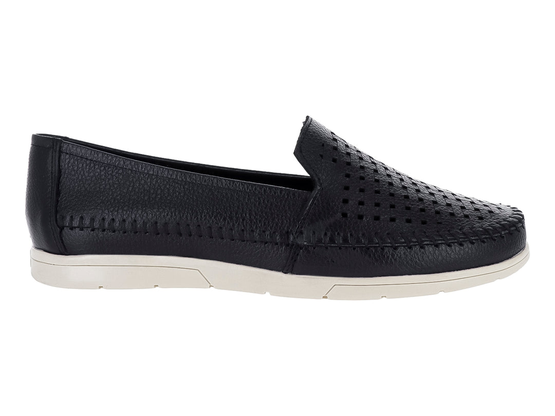 Zapato plano estilo mocasín color negro con detalles perforados y suela blanca.