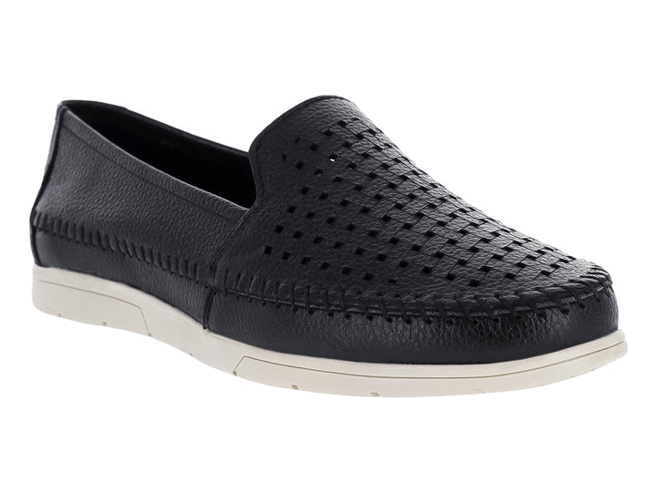 Zapato plano estilo mocasín color negro con detalles perforados y suela blanca.