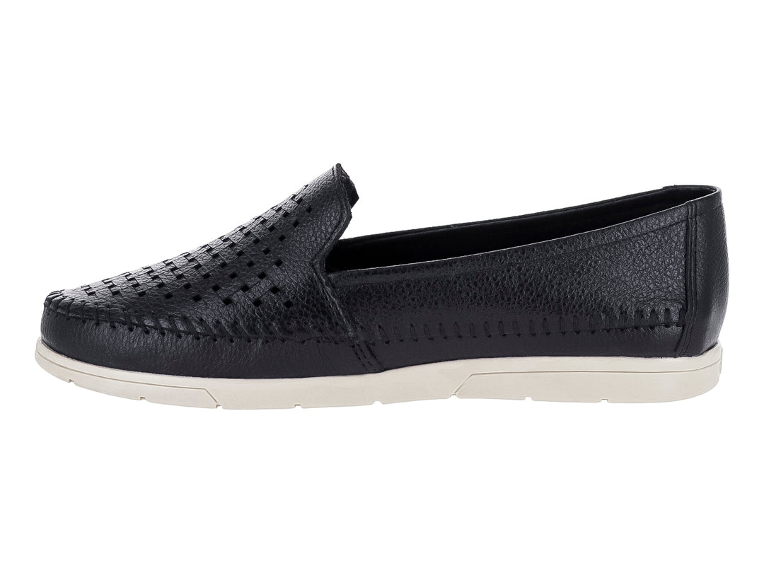 Zapato plano estilo mocasín color negro con detalles perforados y suela blanca.