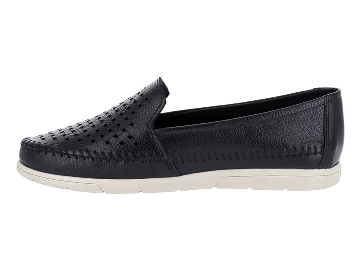 Zapato plano estilo mocasín color negro con detalles perforados y suela blanca.