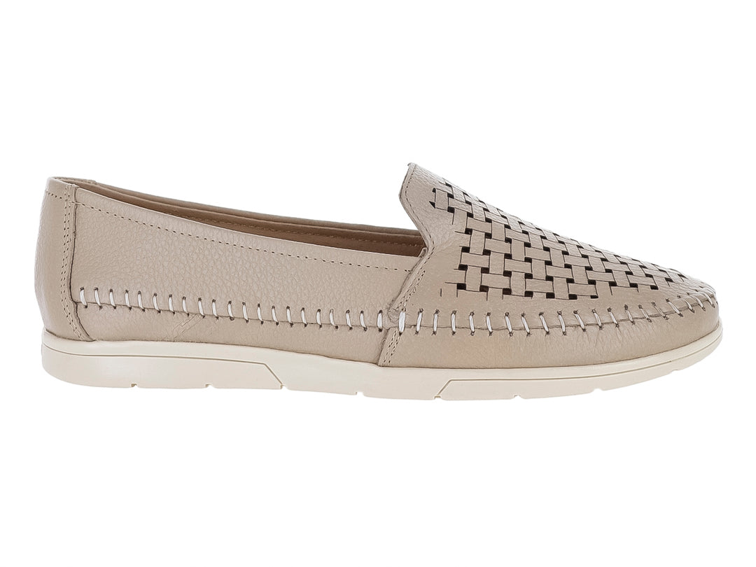 Zapato plano color marfil para mujer con diseño de tejido entrelazado en la parte superior y suela blanca.