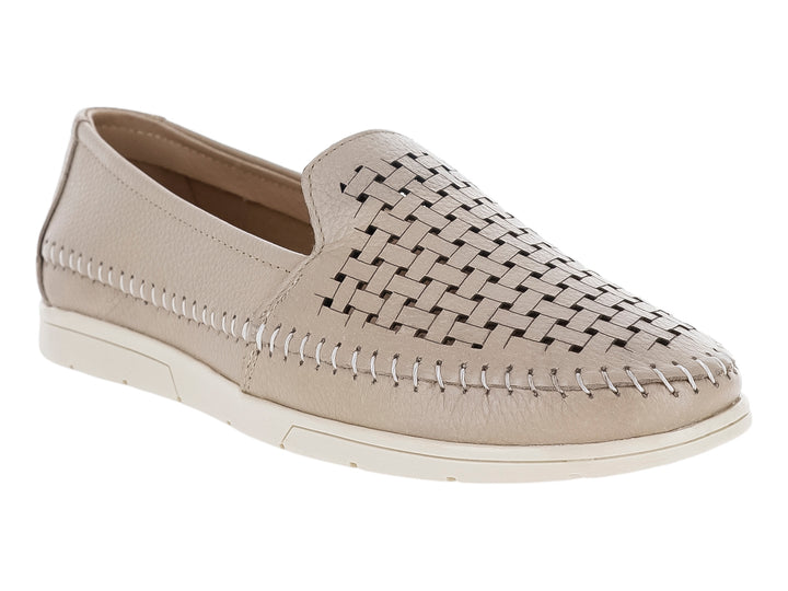 Zapato plano color marfil para mujer con diseño de tejido entrelazado en la parte superior y suela blanca.