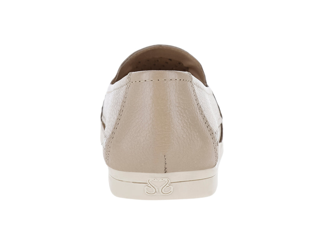 Zapato plano color marfil para mujer con diseño de tejido entrelazado en la parte superior y suela blanca.