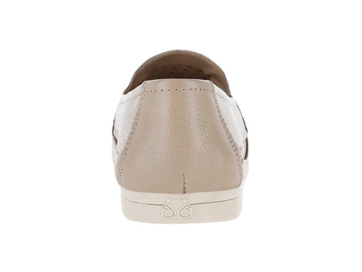 Zapato plano color marfil para mujer con diseño de tejido entrelazado en la parte superior y suela blanca.