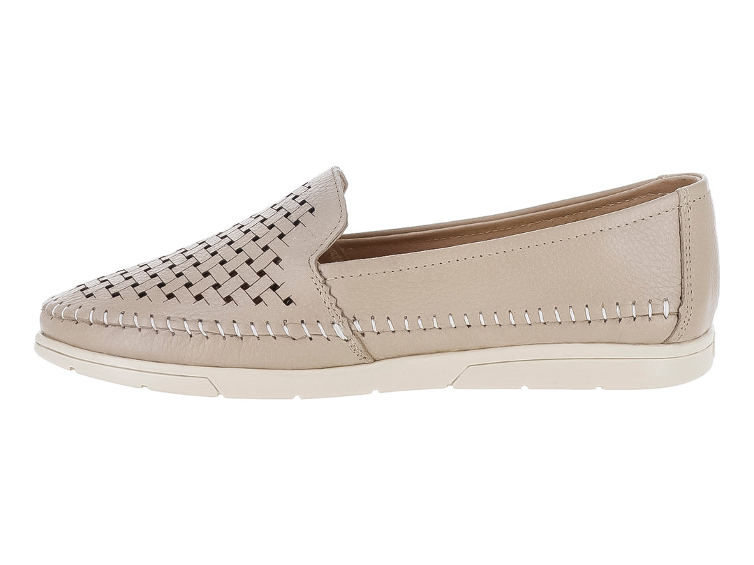 Zapato plano color marfil para mujer con diseño de tejido entrelazado en la parte superior y suela blanca.