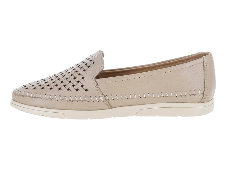 Zapato plano color marfil para mujer con diseño de tejido entrelazado en la parte superior y suela blanca.