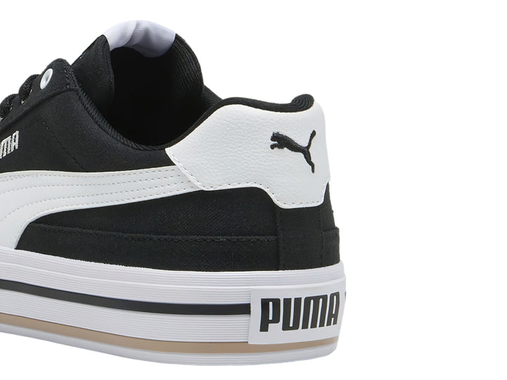 Tenis PUMA Court Classic Vulc en color negro con suela y detalles en blanco.