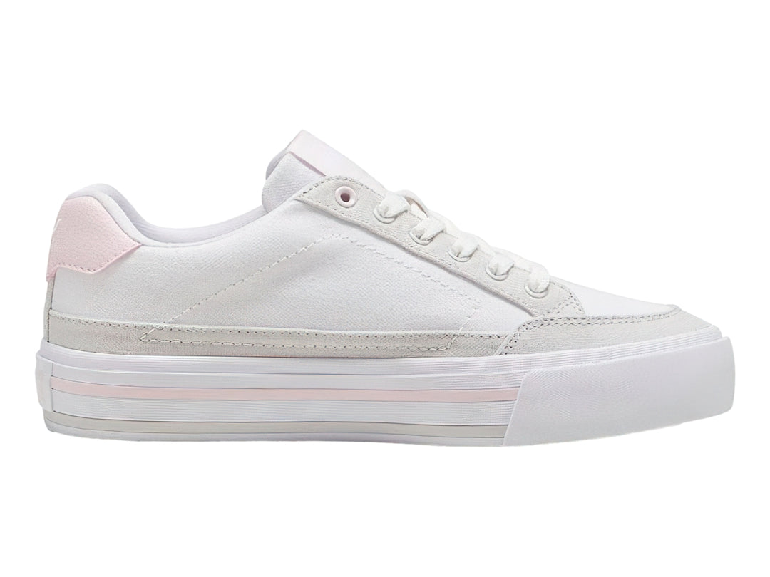 Tenis PUMA blancos con detalles en rosa y gris, diseño casual de corte bajo.