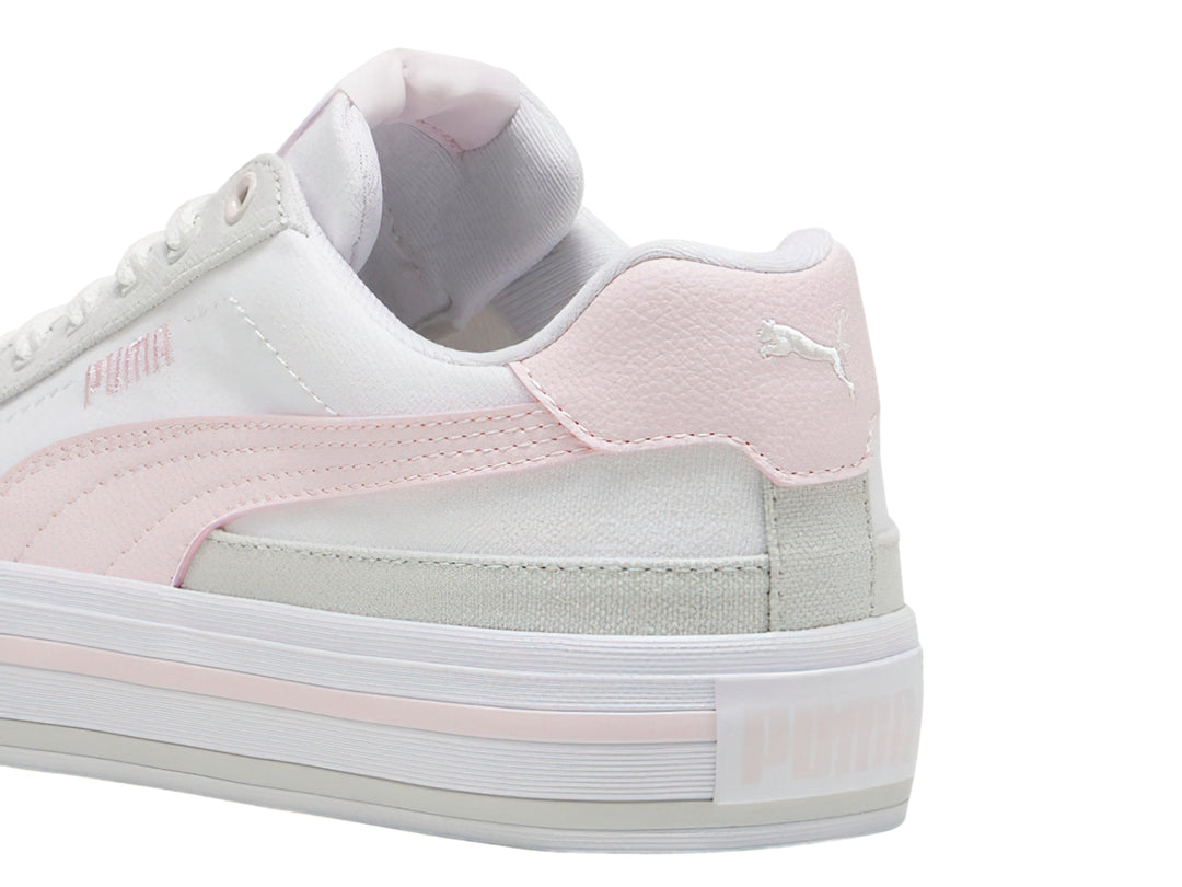 Tenis PUMA blancos con detalles en rosa y gris, diseño casual de corte bajo.