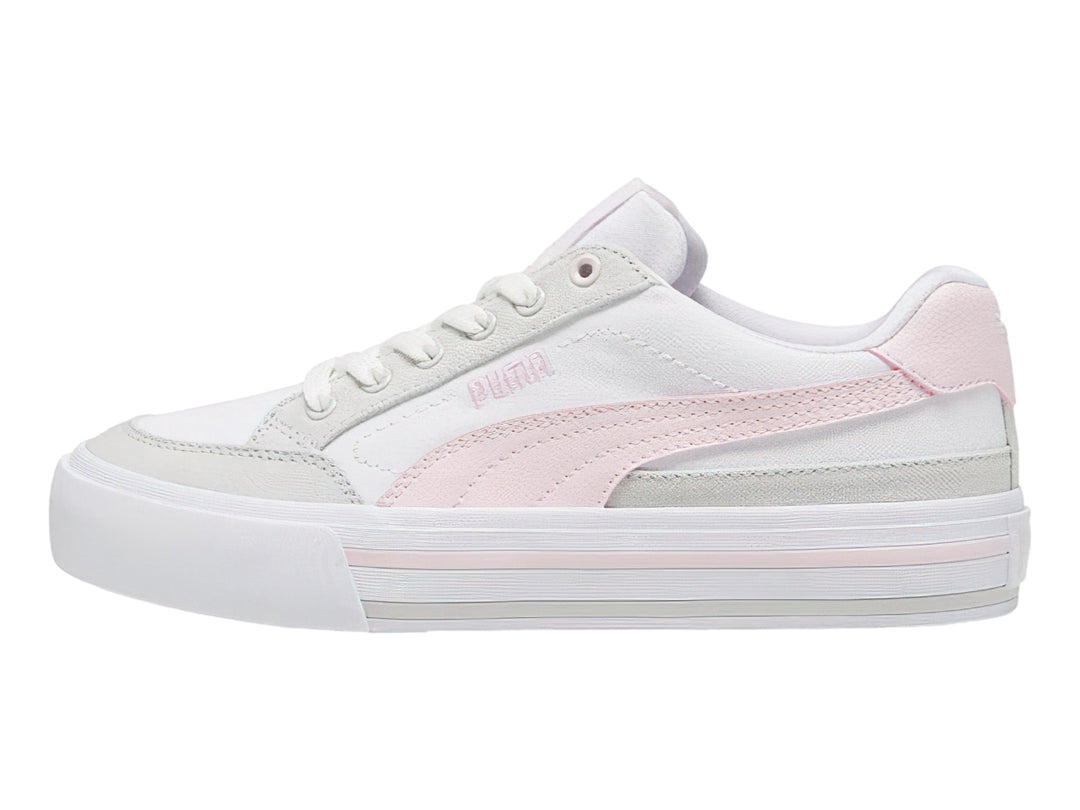 Tenis PUMA blancos con detalles en rosa y gris, diseño casual de corte bajo.