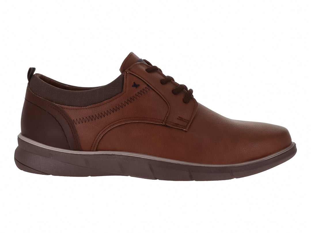 Zapato casual para hombre en color camel y café con agujetas y suela oscura.