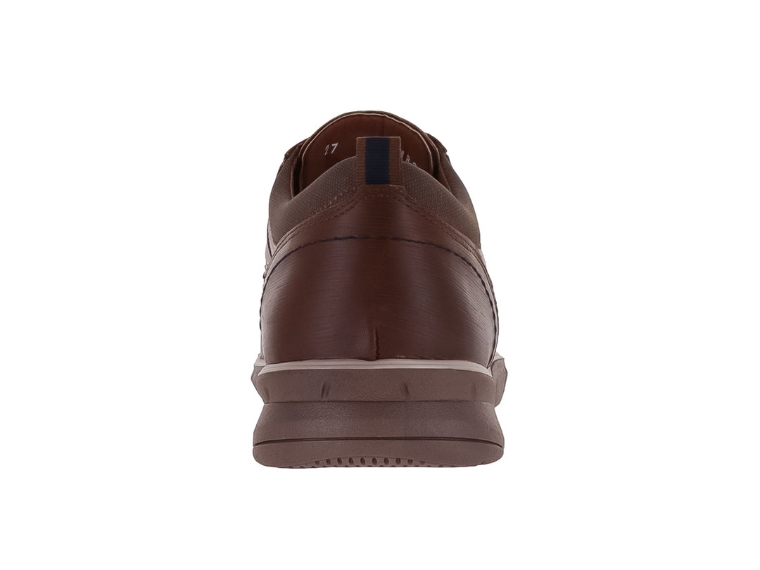 Zapato casual para hombre en color camel y café con agujetas y suela oscura.
