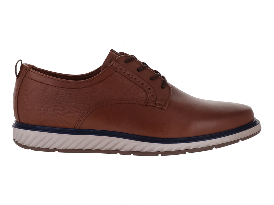 Zapato casual color camel con suela blanca y detalle en azul marino, cierre de cordones.